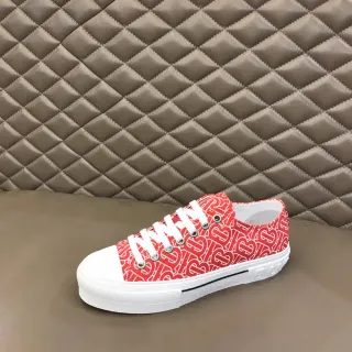 बर्बेरी लाल सफेद मोनोग्राम-प्रिंट कैनवास प्लेटफॉर्म कपसोल लाइफस्टाइल स्नीकर