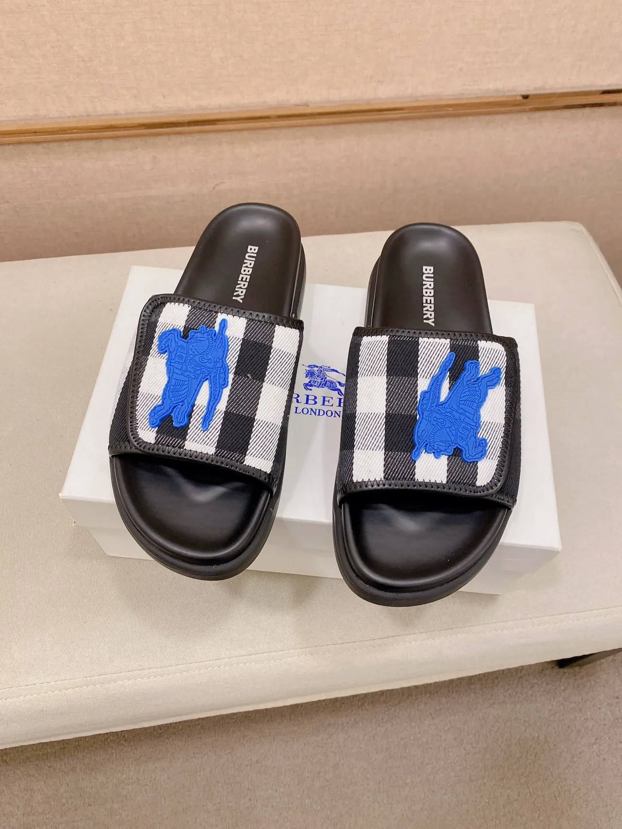 Burberry Slide Noir Bleu Motif Écossais Bride Surélevée Chevalier Équestre Sandales 8