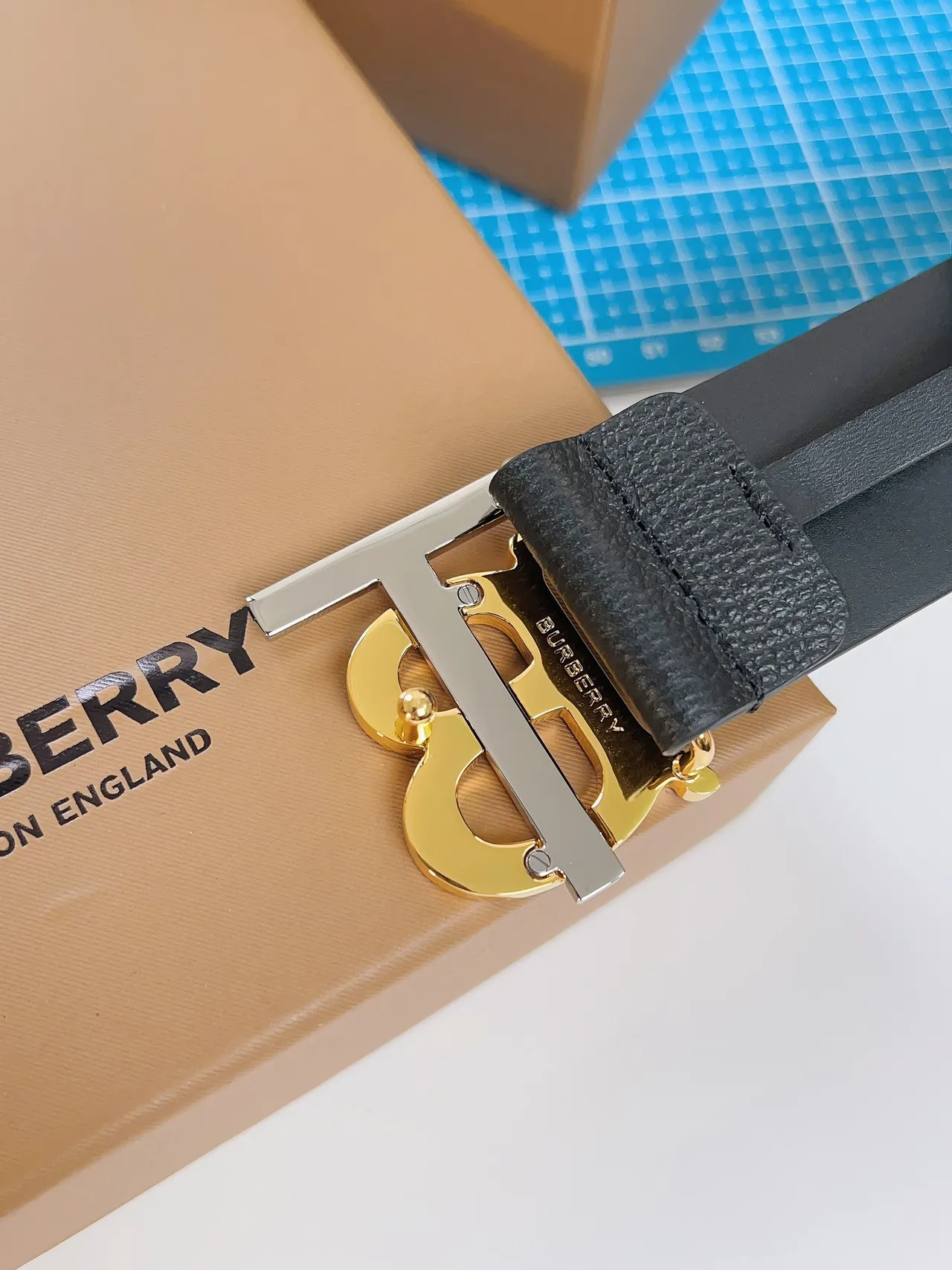 Burberry TB Ceinture Noir Or Texturé Boucle Interlocking Cuir 4