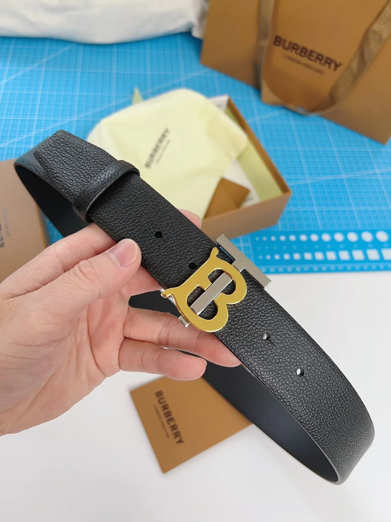 Burberry TB Ceinture Noir Or Texturé Boucle Interlocking Cuir 8