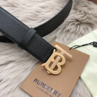 Burberry TB কালো সোনার রঙের টেক্সচার গ্রেন মনোগ্রাম বাকল চামড়ার বেল্ট