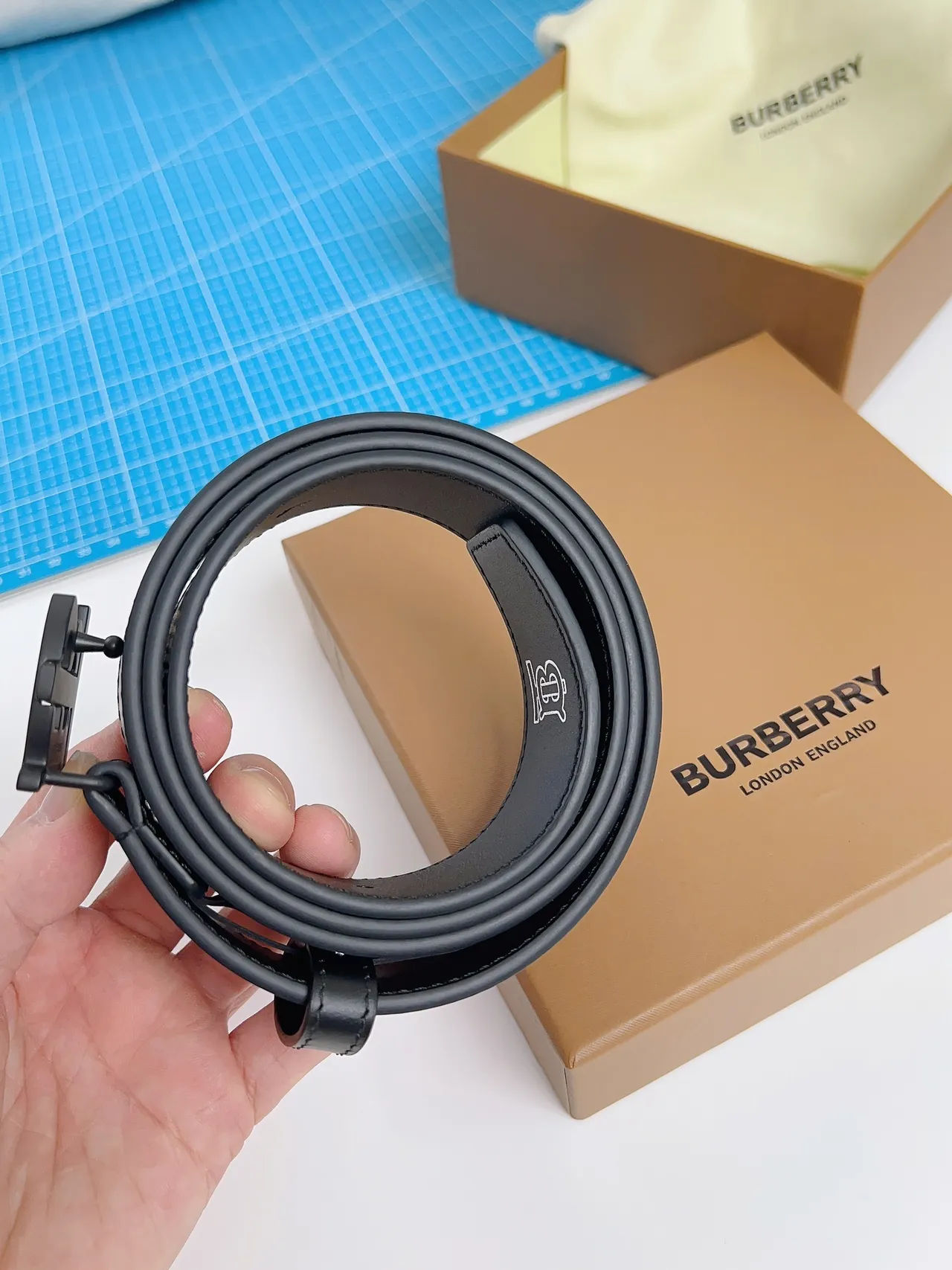 Burberry TB Monogram কালো চামড়ার বেল্ট 6