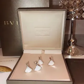 Bvlgari Divas’ Dream पंखा आकार की सफेद माँ मूसली और गुलाबी सोने की कान की मढ़ी