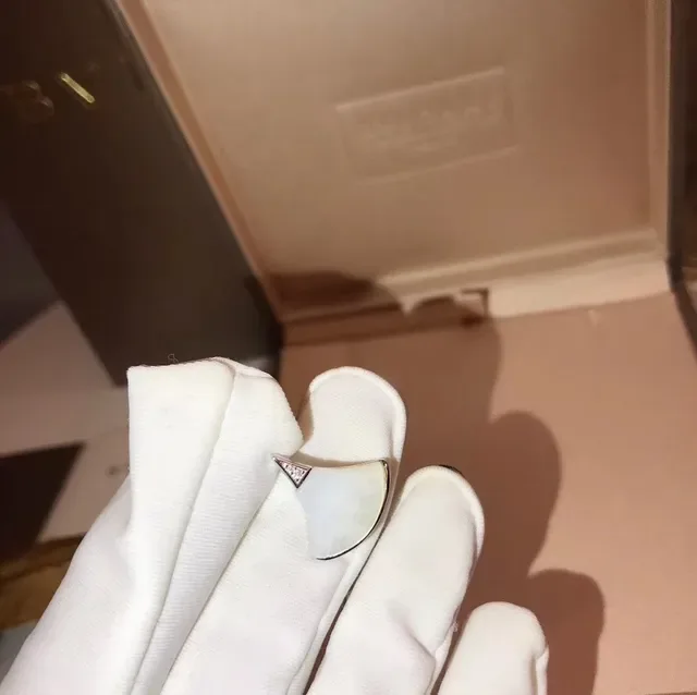 Bvlgari Divas’ Dream Brincos em forma de leque de madrepérola branca e ouro rosa 2