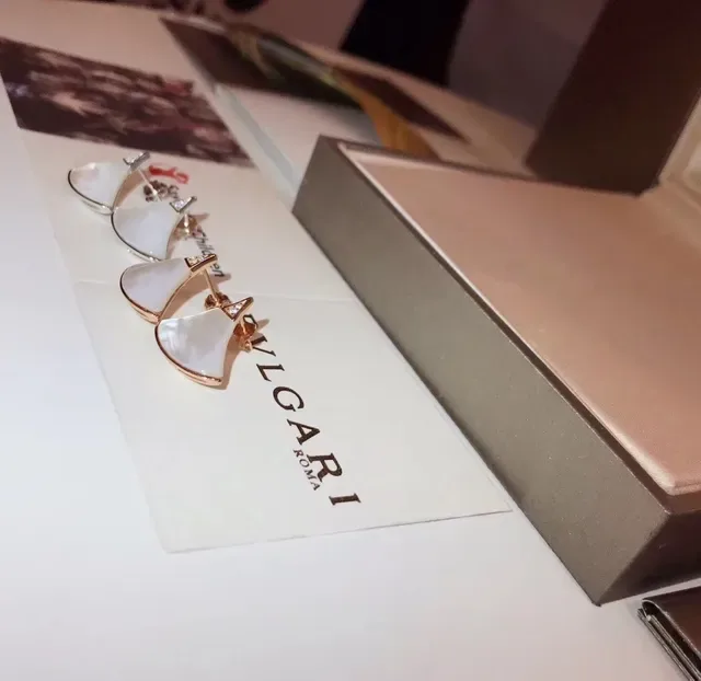 Bvlgari Divas’ Dream Brincos em forma de leque de madrepérola branca e ouro rosa 4