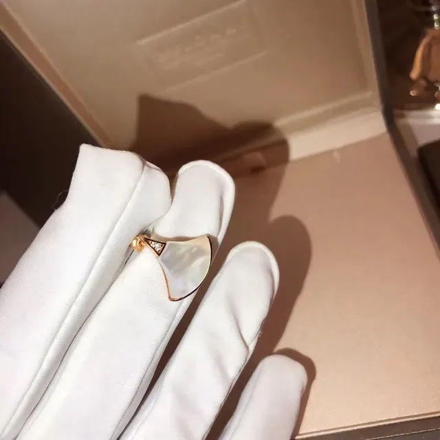 Bvlgari Divas’ Dream Brincos em forma de leque de madrepérola branca e ouro rosa 5
