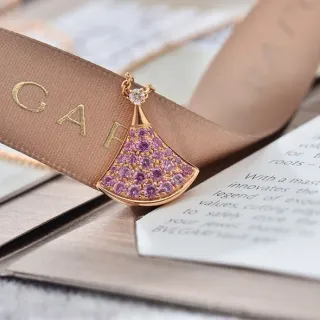 Bvlgari Divas’ Dream গোলাপি বেগুনি রত্নপাথর পাখা আকৃতির পেন্ডেন্ট হার