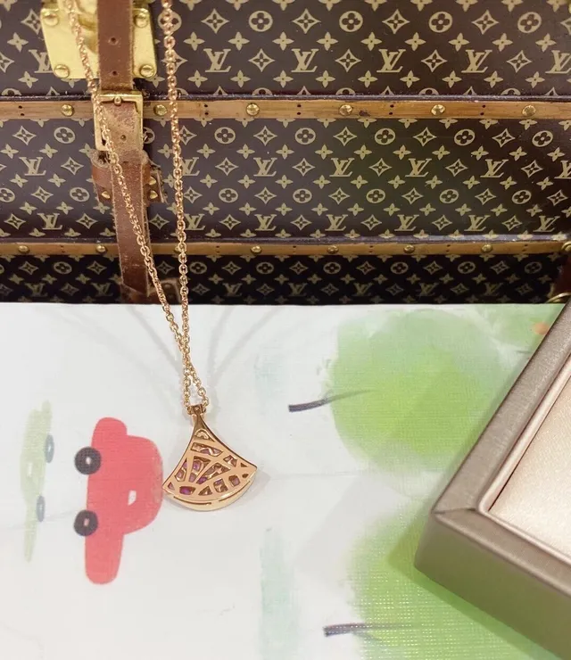 Bvlgari Divas’ Dream قلادة مروحة حجر كريم وردي بنفسجي 2