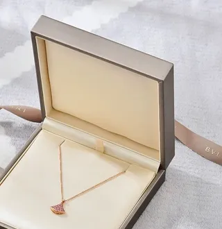 Bvlgari Divas’ Dream قلادة مروحة حجر كريم وردي بنفسجي 3