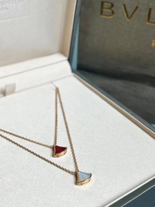 Bvlgari Divas' Dream Collier pendentif en éventail émaillé rouge 2