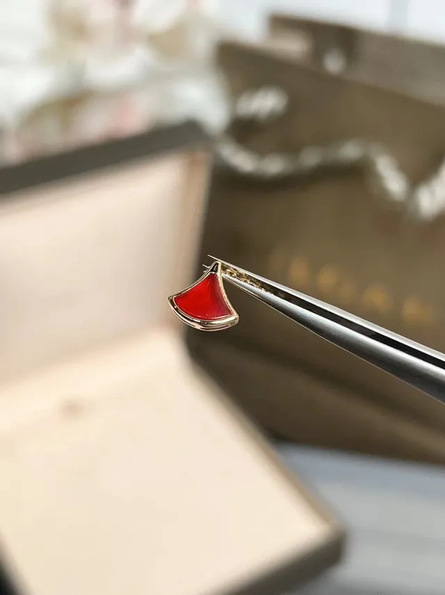 Bvlgari Divas' Dream Collier pendentif en éventail émaillé rouge 3