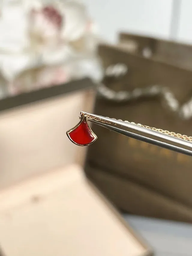 Bvlgari Divas' Dream Collier pendentif en éventail émaillé rouge 4
