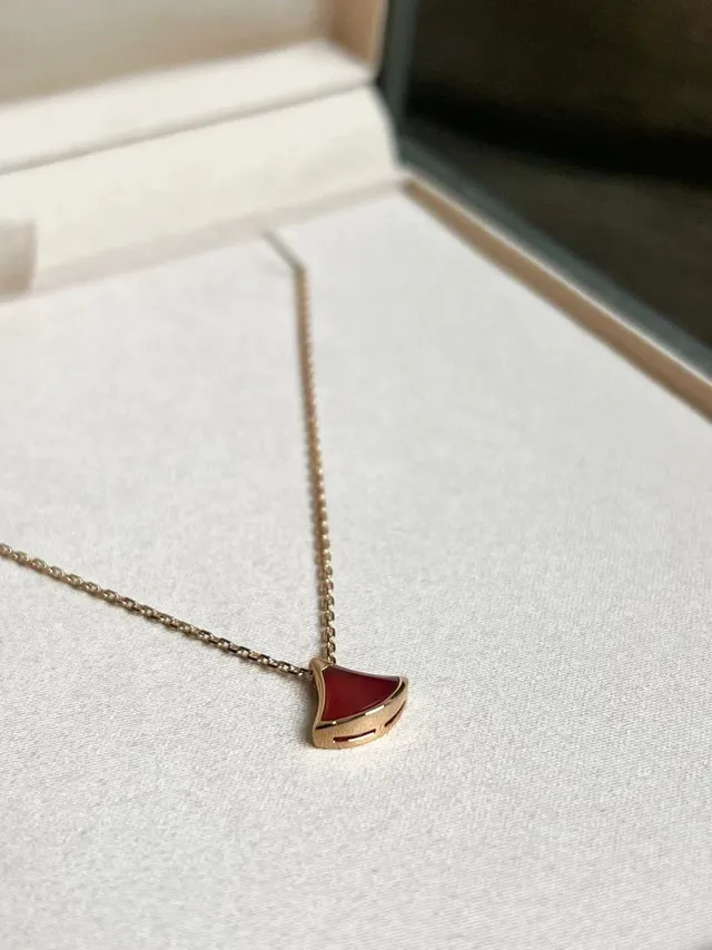 Bvlgari Divas' Dream Collier pendentif en éventail émaillé rouge 5