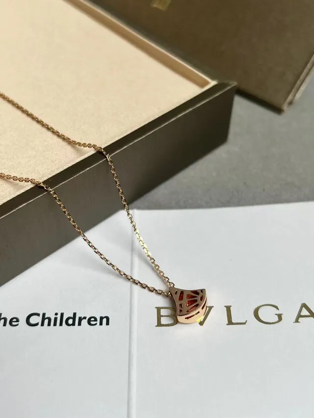 Bvlgari Divas' Dream Collier pendentif en éventail émaillé rouge 9