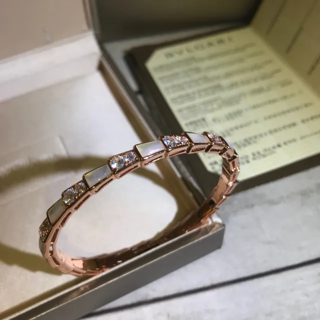 Bvlgari Divas’ Dream Bracelets en Or Rose Perle Mère et Cristaux Pavé 3