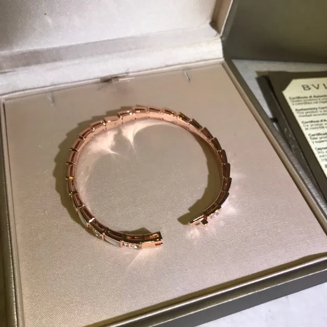 Bvlgari Divas’ Dream Bracelets en Or Rose Perle Mère et Cristaux Pavé 5