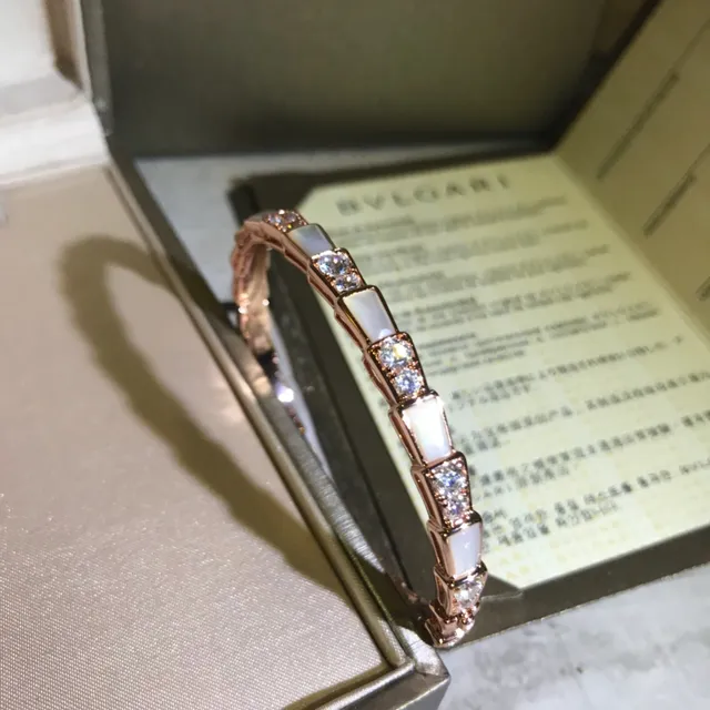 Bvlgari Divas’ Dream Bracelets en Or Rose Perle Mère et Cristaux Pavé 6