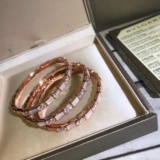 Bvlgari Divas’ Dream Bracelets en Or Rose Perle Mère et Cristaux Pavé 9