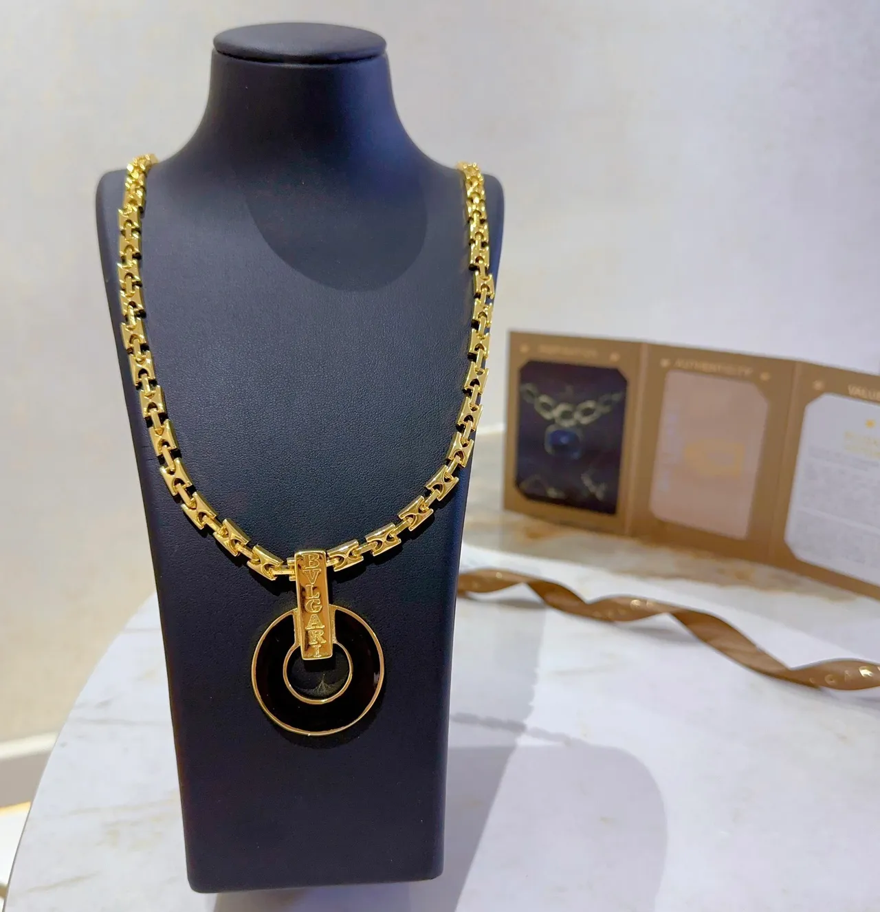Bvlgari Chaîne à maillons dorée disque émaillé pendentif collier 9