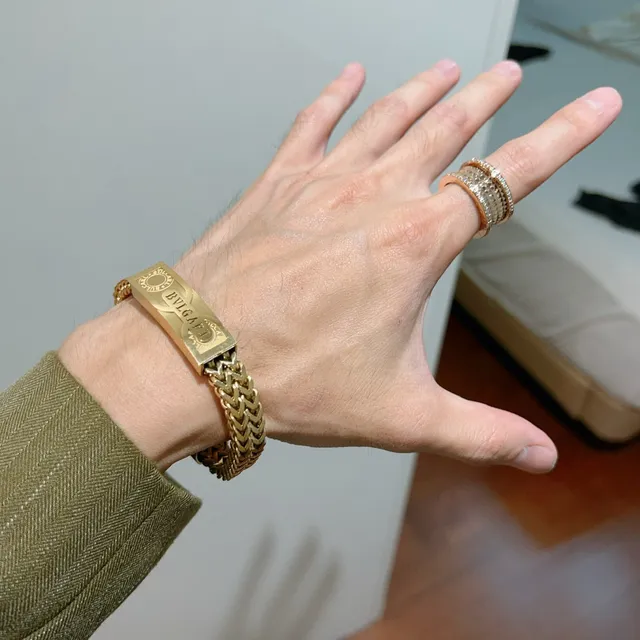 Bvlgari Bracelet Chaîne Curb Tressée en Or Plaque Logo Gravée 2