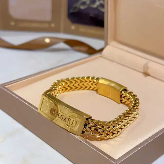 Bvlgari Bracelet Chaîne Curb Tressée en Or Plaque Logo Gravée 3