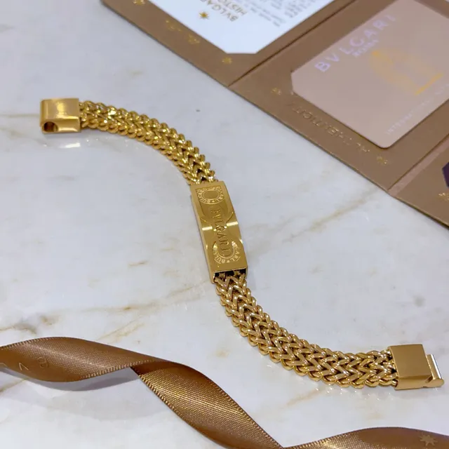 Bvlgari Bracelet Chaîne Curb Tressée en Or Plaque Logo Gravée 4