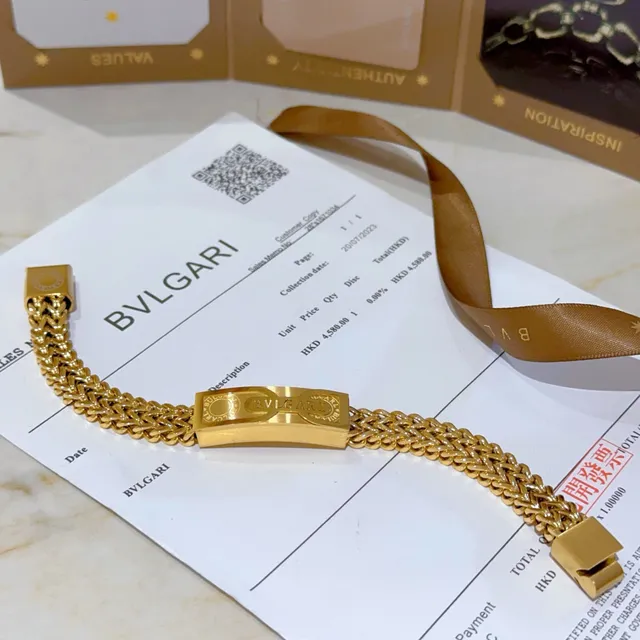 Bvlgari Bracelet Chaîne Curb Tressée en Or Plaque Logo Gravée 9