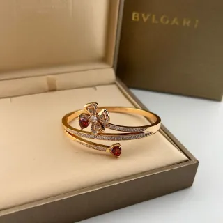 Bvlgari सोना लाल खुले डबल रैप बैंगल फ्लोरल बाउ मोटिफ ब्रेसलेट