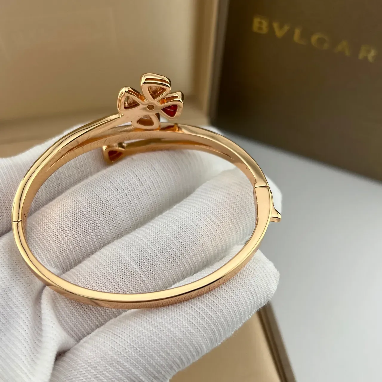 Bvlgari Bracelet Or Rouge Ouvert Double Enroulement Motif Nœud Floral 4