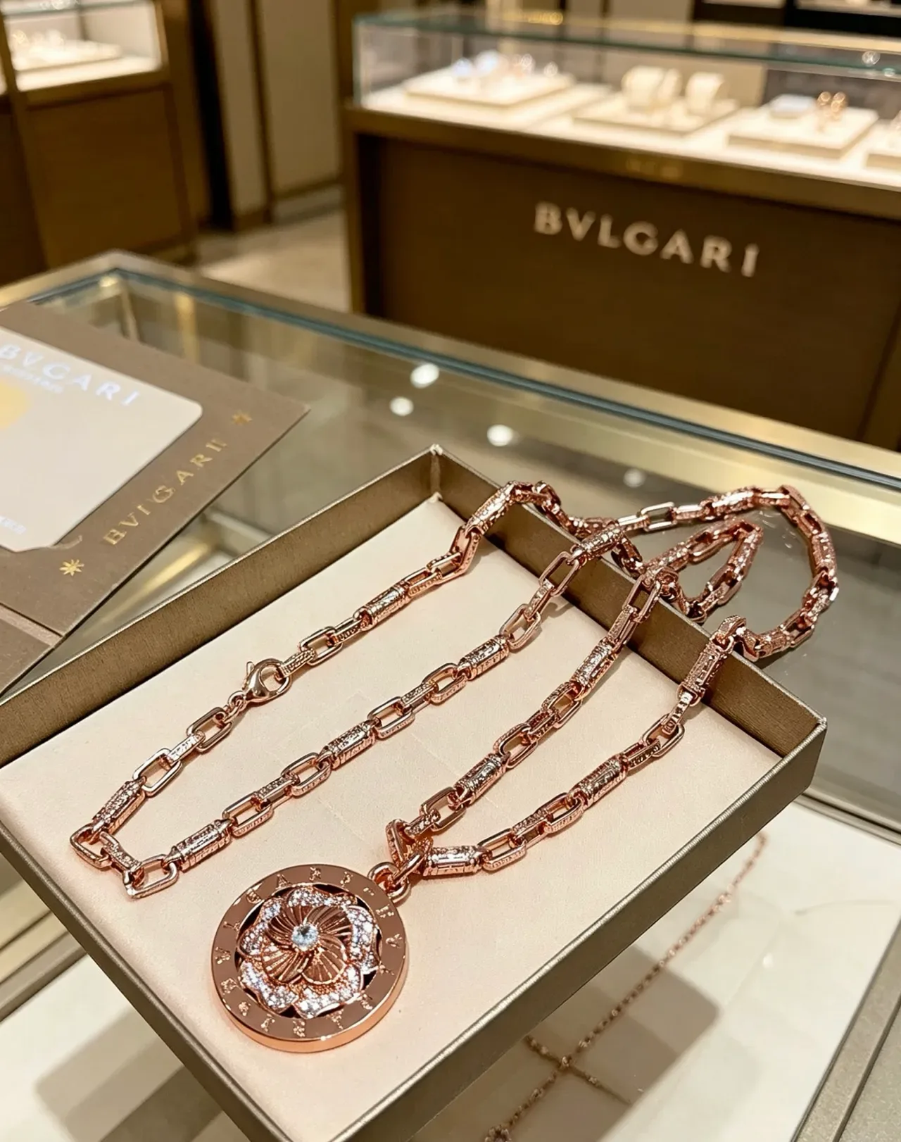 Bvlgari Collier Floral Pendentif en Or Rose avec Diamants Pavé 2