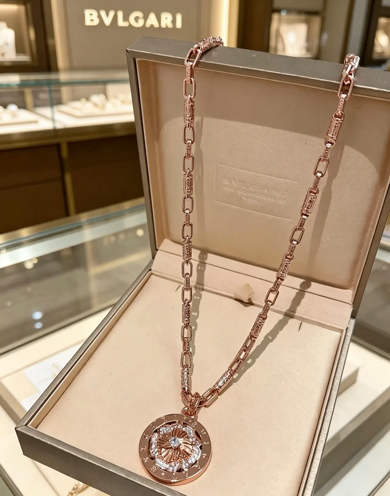 Bvlgari Collier Floral Pendentif en Or Rose avec Diamants Pavé 4