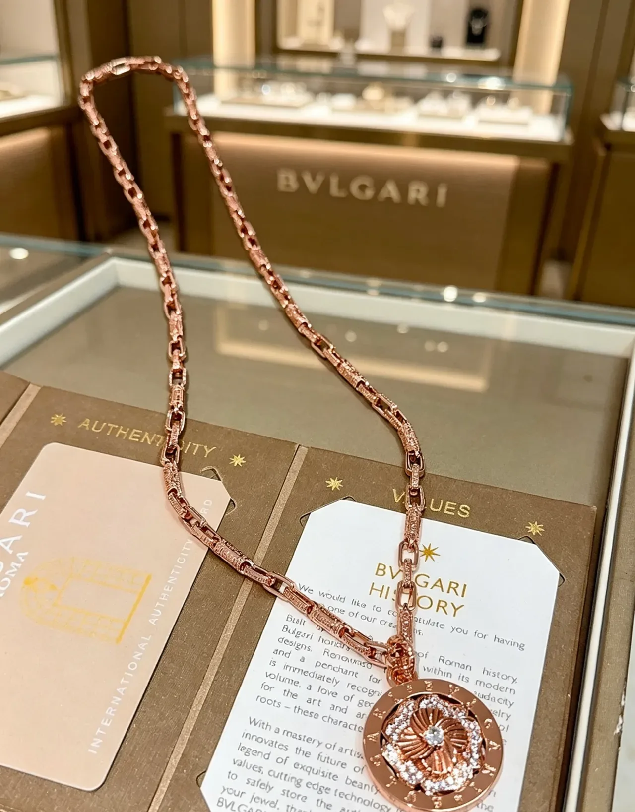 Bvlgari Collier Floral Pendentif en Or Rose avec Diamants Pavé 6