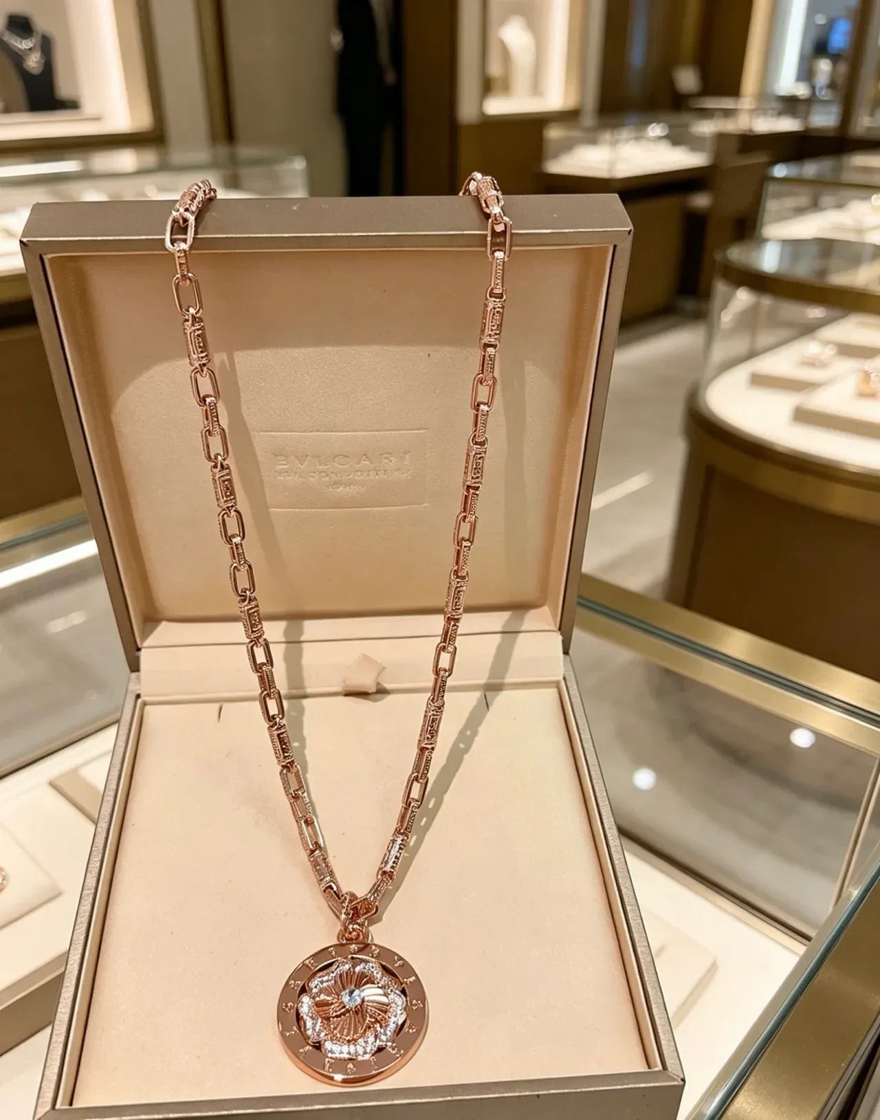 Bvlgari Collier Floral Pendentif en Or Rose avec Diamants Pavé 9