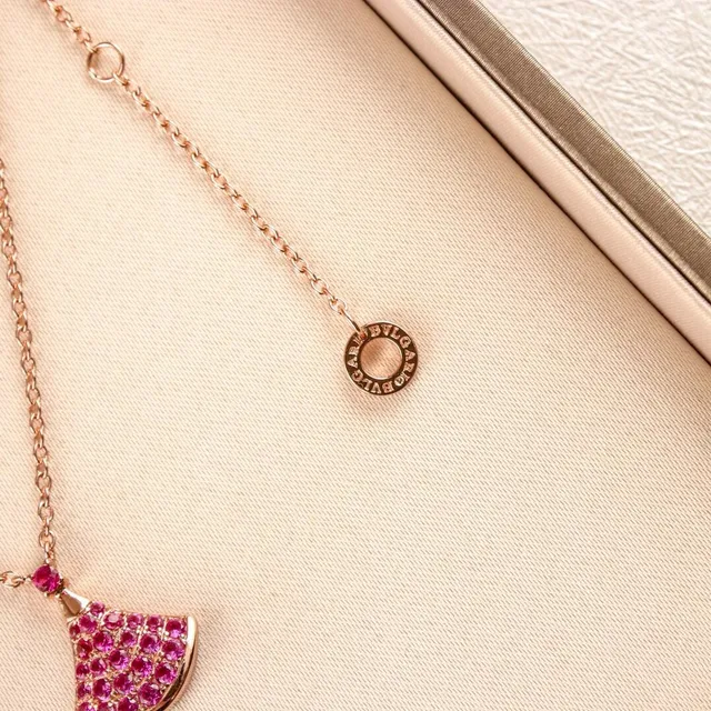 Bvlgari Collier avec Pendentif Éventail en Or Rose Pavé avec Gemme de Couleur Rose 6