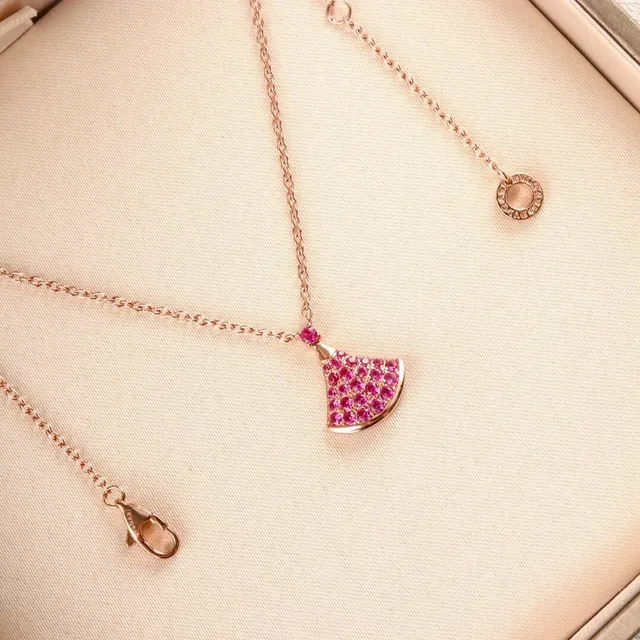 Bvlgari Collier avec Pendentif Éventail en Or Rose Pavé avec Gemme de Couleur Rose 3