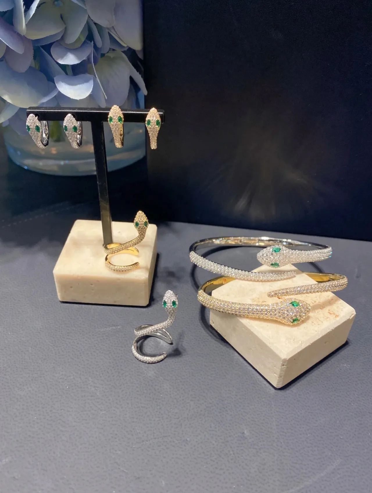 Bvlgari Serpenti bracelet en or motif serpentin vert Pavé-Set 2