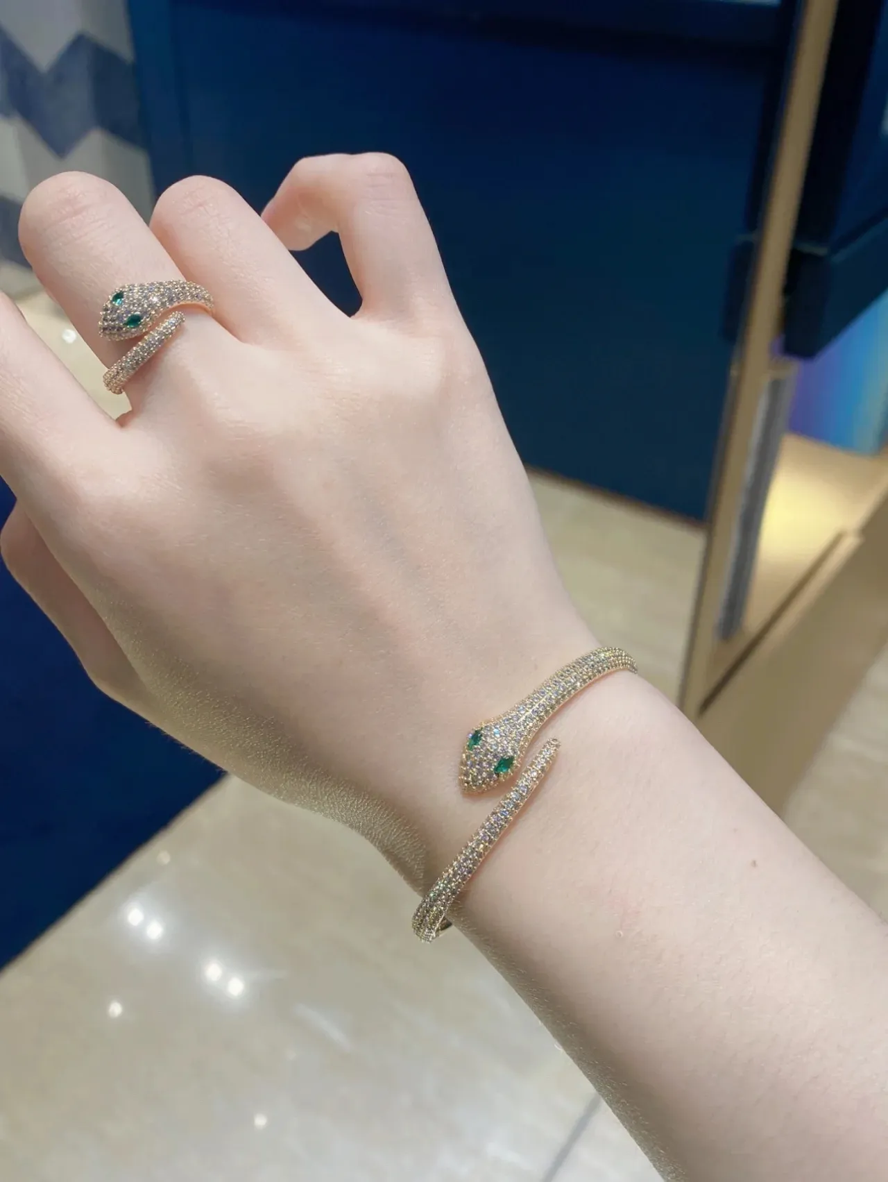 Bvlgari Serpenti bracelet en or motif serpentin vert Pavé-Set 3