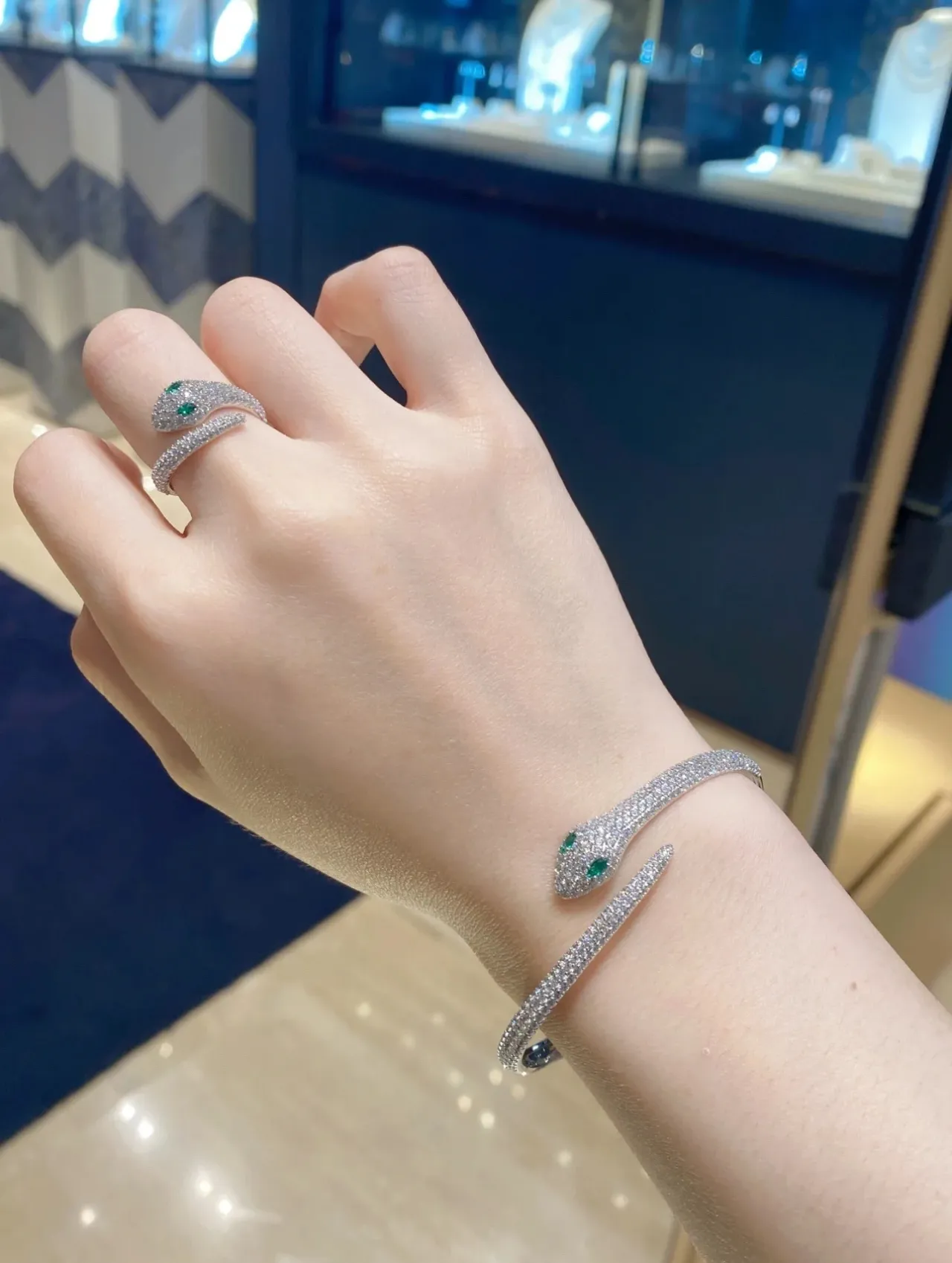Bvlgari Serpenti bracelet en or motif serpentin vert Pavé-Set 4