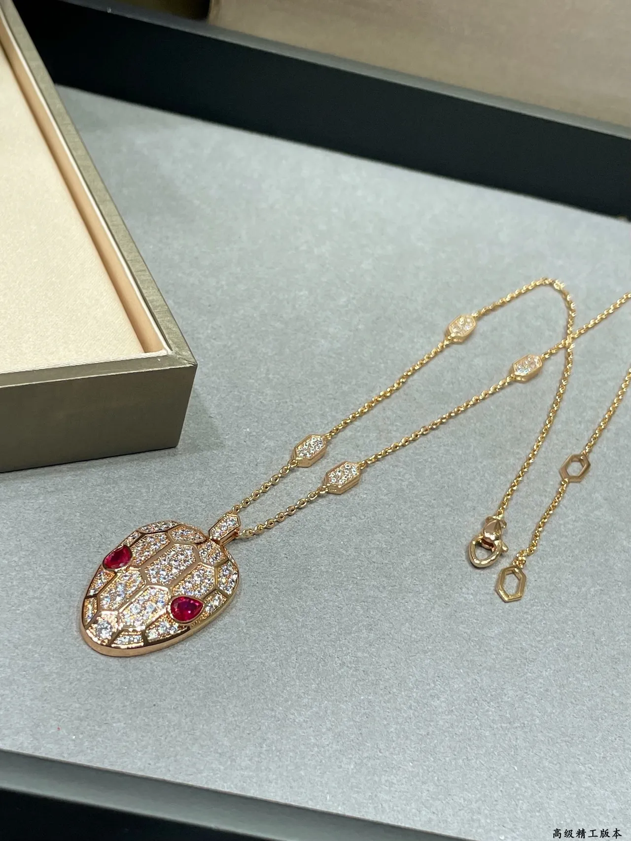 Bvlgari Serpenti Colgante cabeza de serpiente dorado multicolor con escamas de diamantes pavé 5