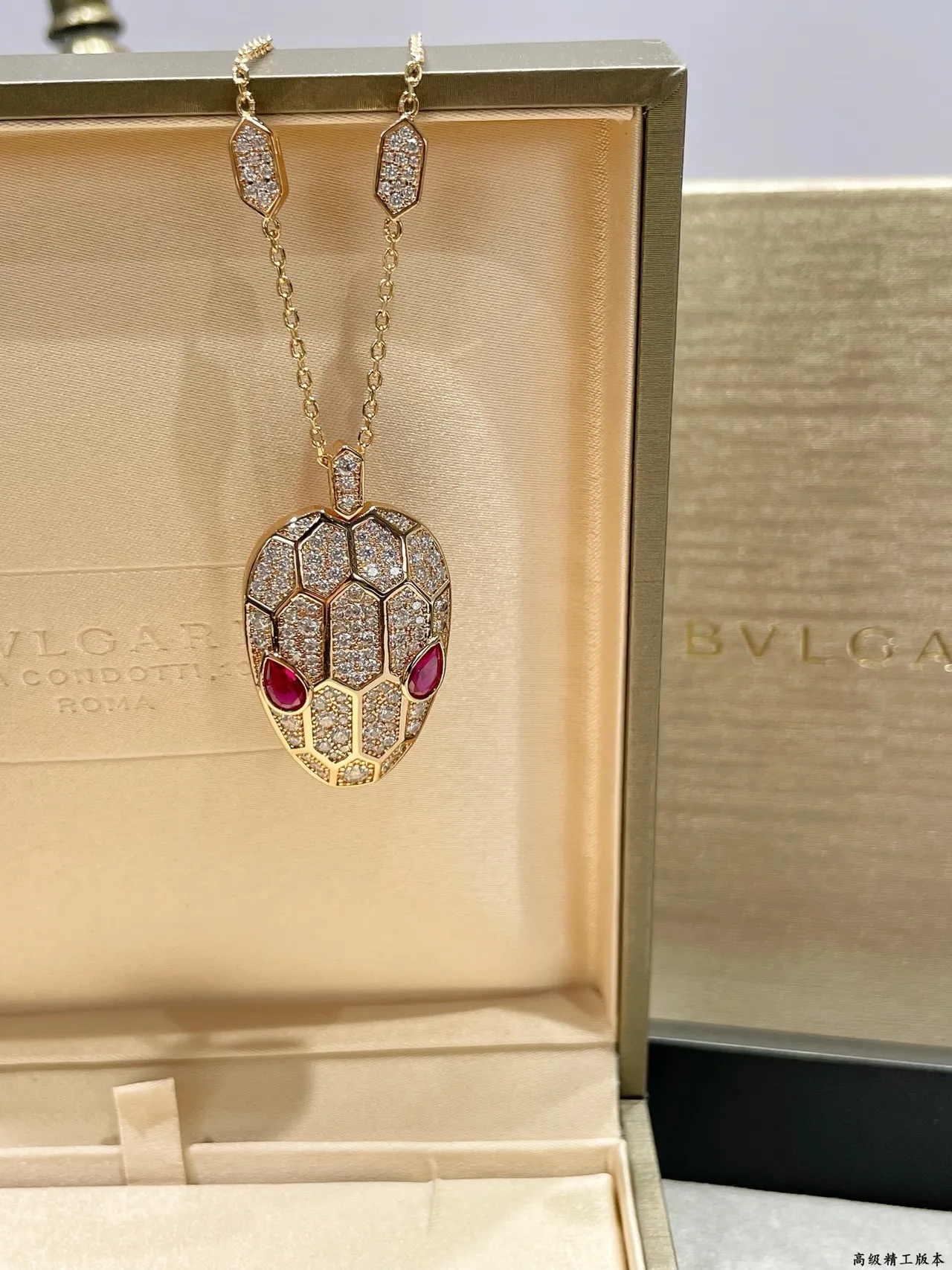 Bvlgari Serpenti Colgante cabeza de serpiente dorado multicolor con escamas de diamantes pavé 8