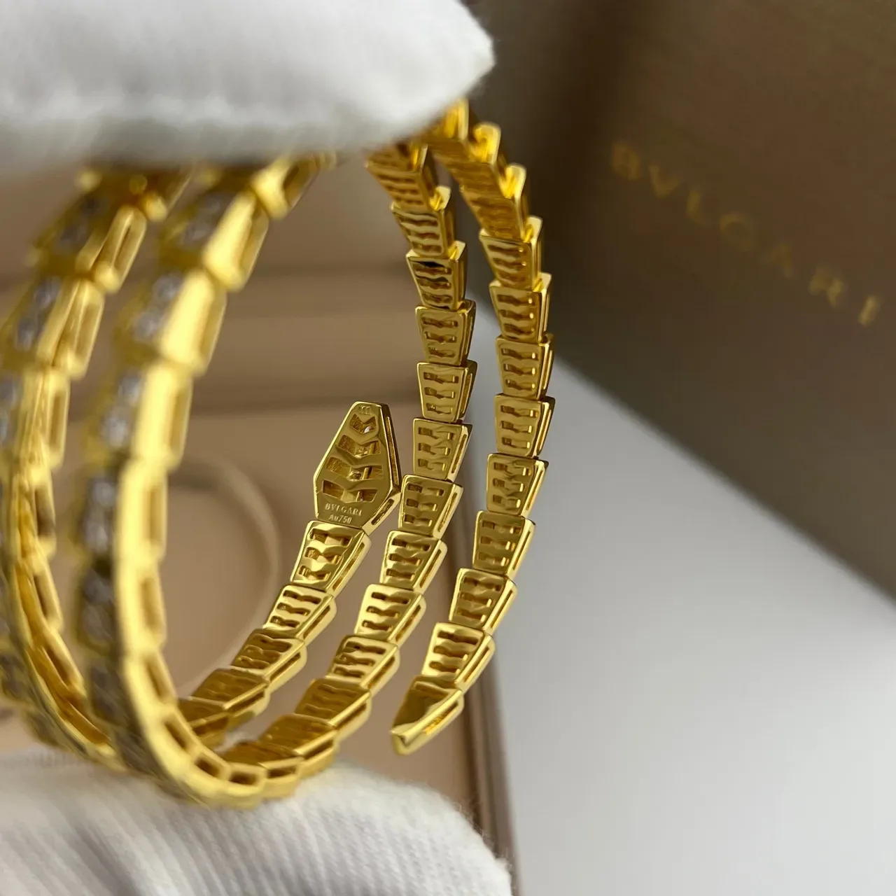 Bvlgari Serpenti Bracelet doré et argenté avec silhouette de serpent enroulé Pavé-Set pierres 3