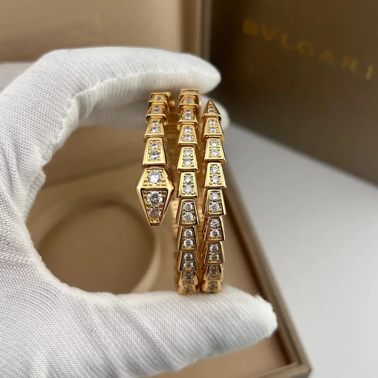 Bvlgari Serpenti Bracelet doré et argenté avec silhouette de serpent enroulé Pavé-Set pierres 4