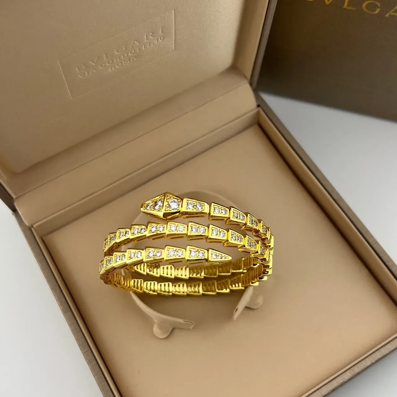 Bvlgari Serpenti Bracelet doré et argenté avec silhouette de serpent enroulé Pavé-Set pierres 6
