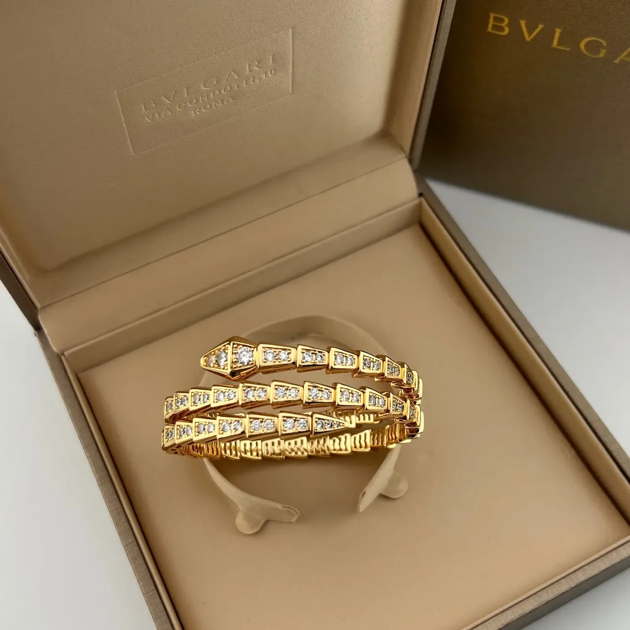 Bvlgari Serpenti Bracelet doré et argenté avec silhouette de serpent enroulé Pavé-Set pierres 7