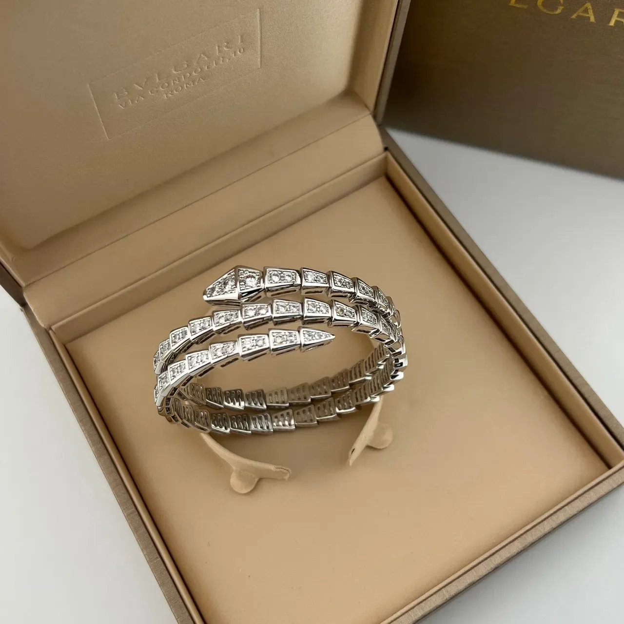 Bvlgari Serpenti Bracelet doré et argenté avec silhouette de serpent enroulé Pavé-Set pierres 8