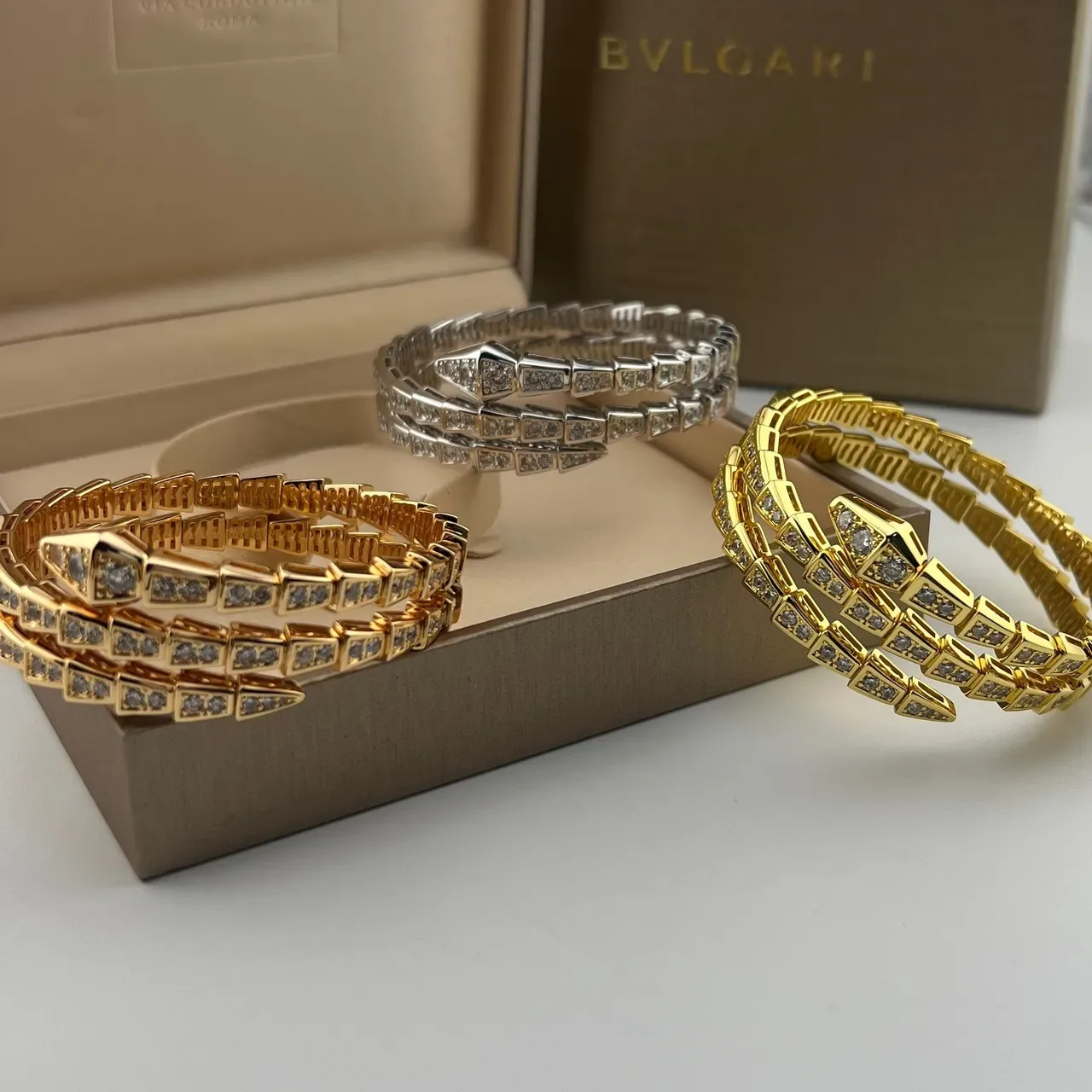 Bvlgari Serpenti Bracelet doré et argenté avec silhouette de serpent enroulé Pavé-Set pierres 9