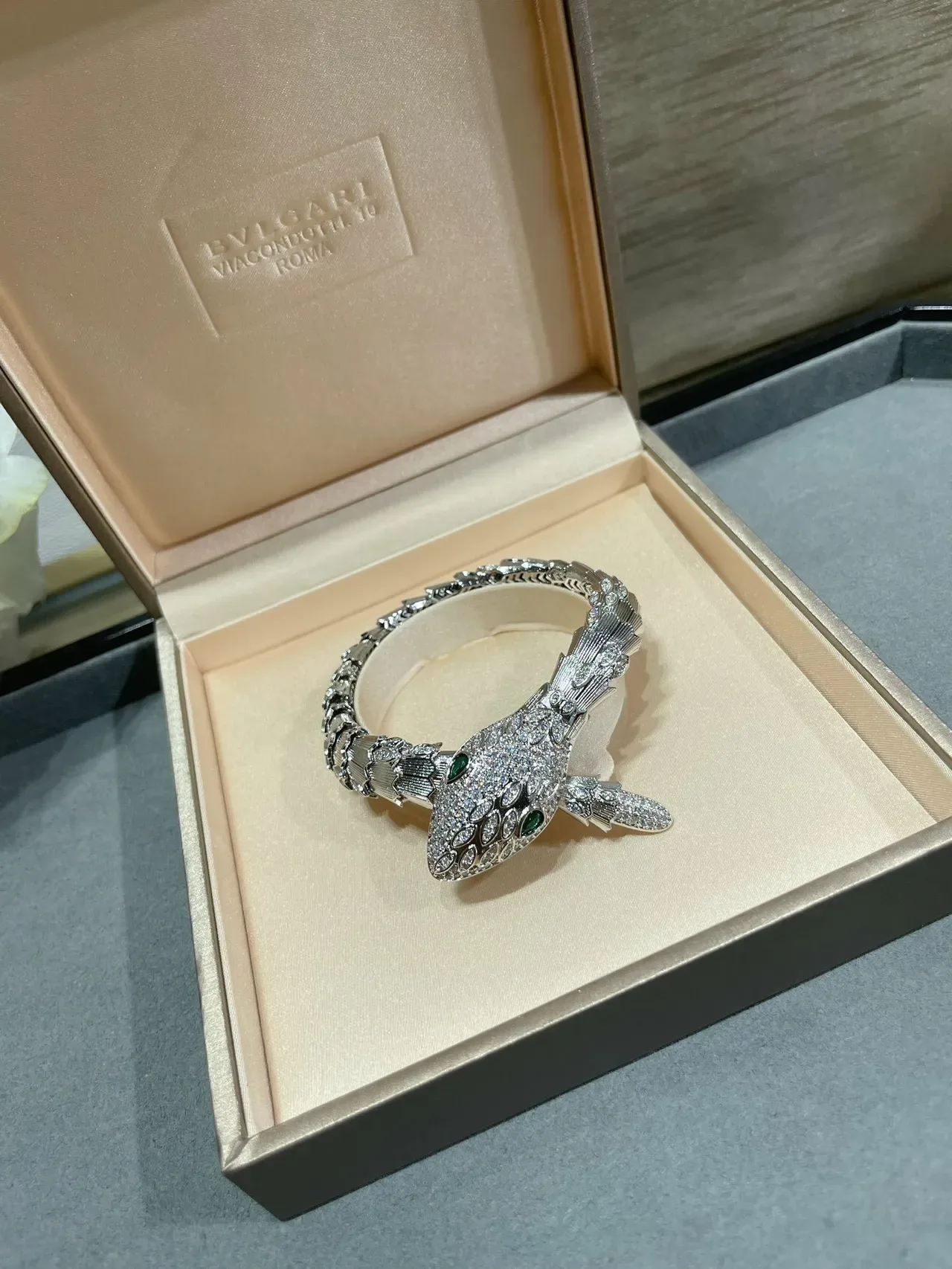Bvlgari Serpenti Bracelet Pavé Cristal Œil Émeraude 2