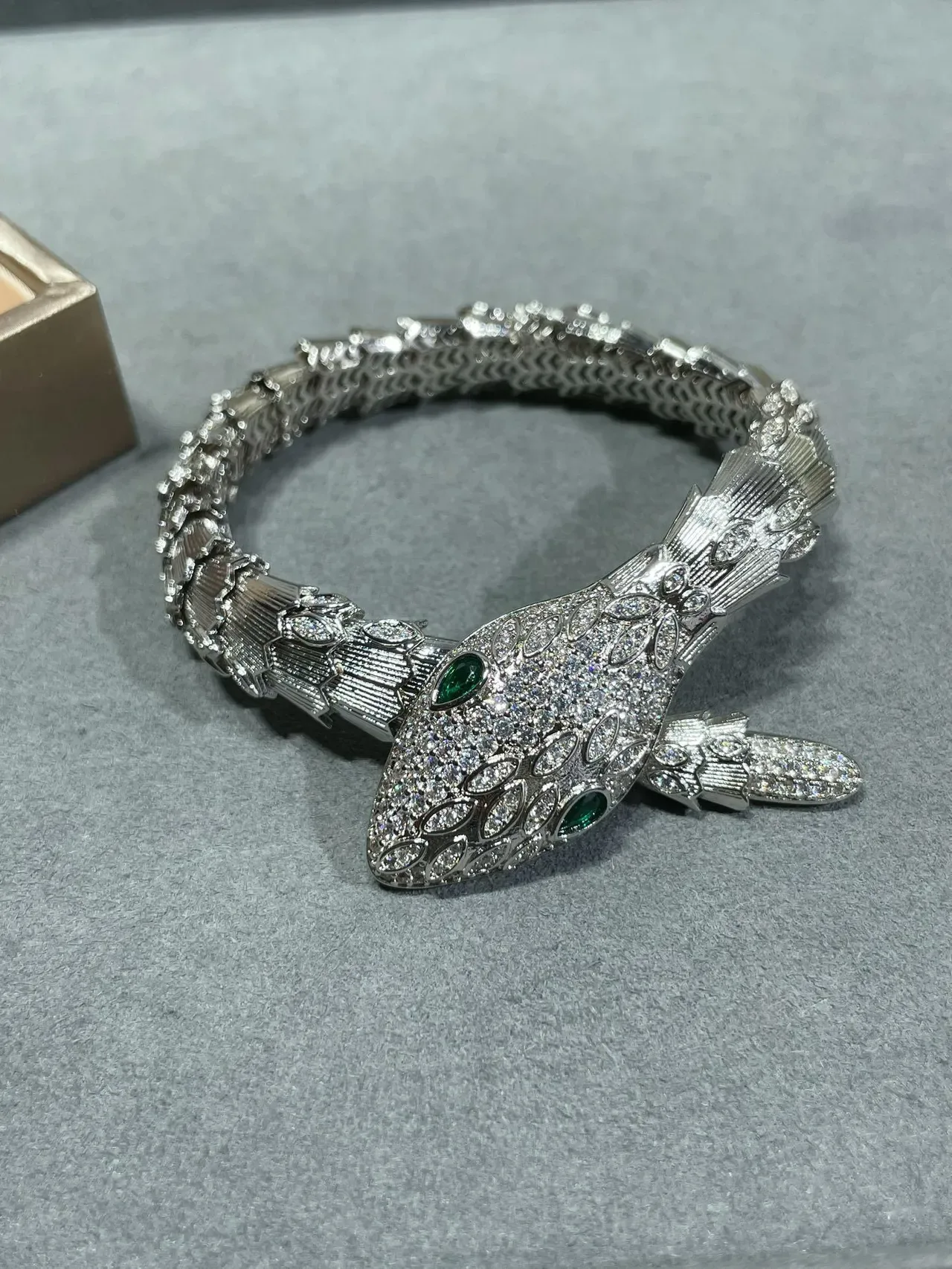 Bvlgari Serpenti Bracelet Pavé Cristal Œil Émeraude 3