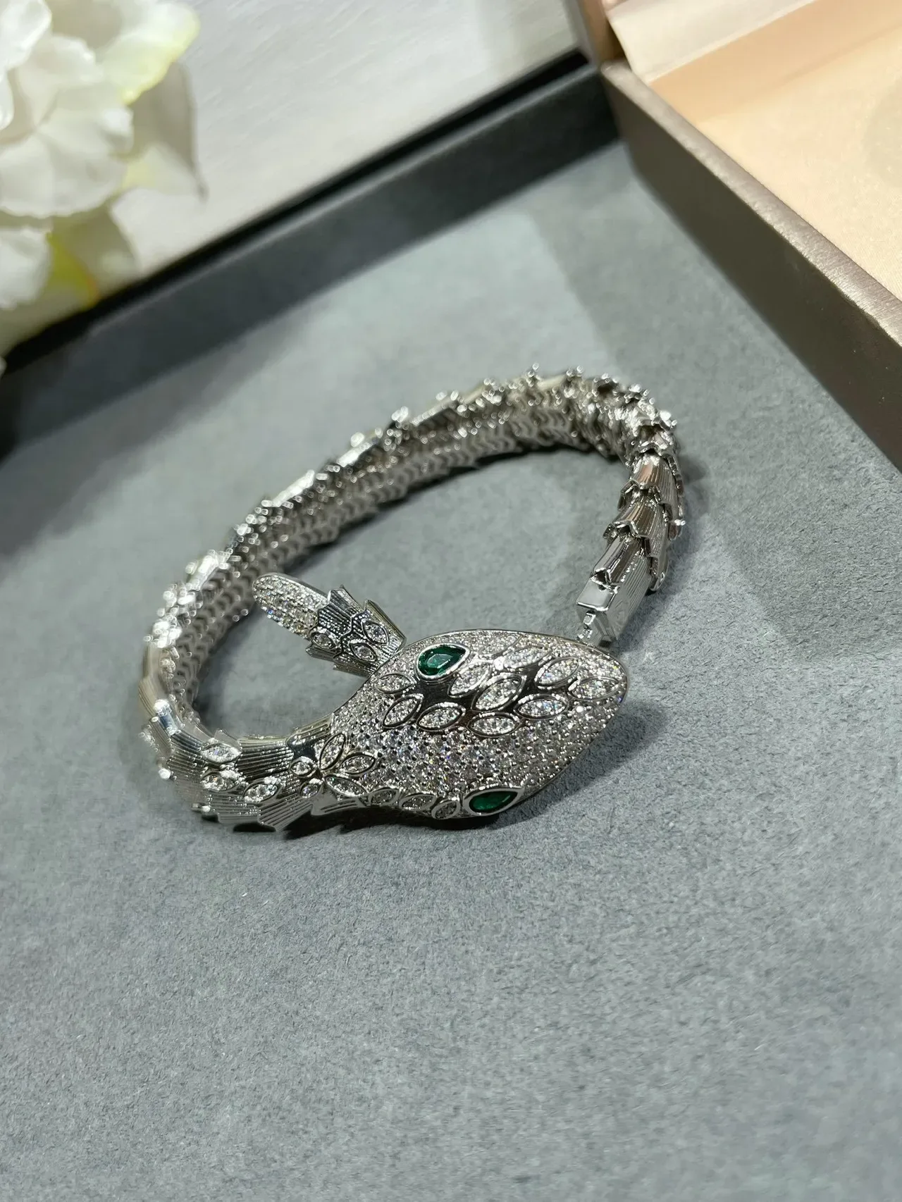 Bvlgari Serpenti Bracelet Pavé Cristal Œil Émeraude 5