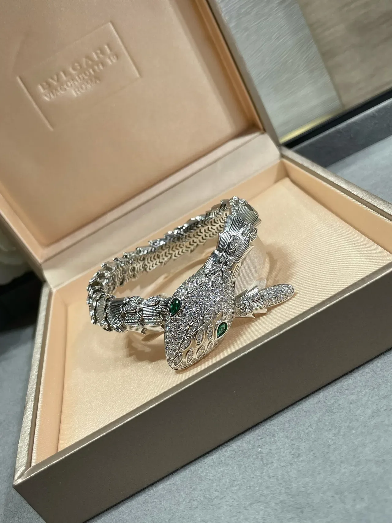 Bvlgari Serpenti Bracelet Pavé Cristal Œil Émeraude 6